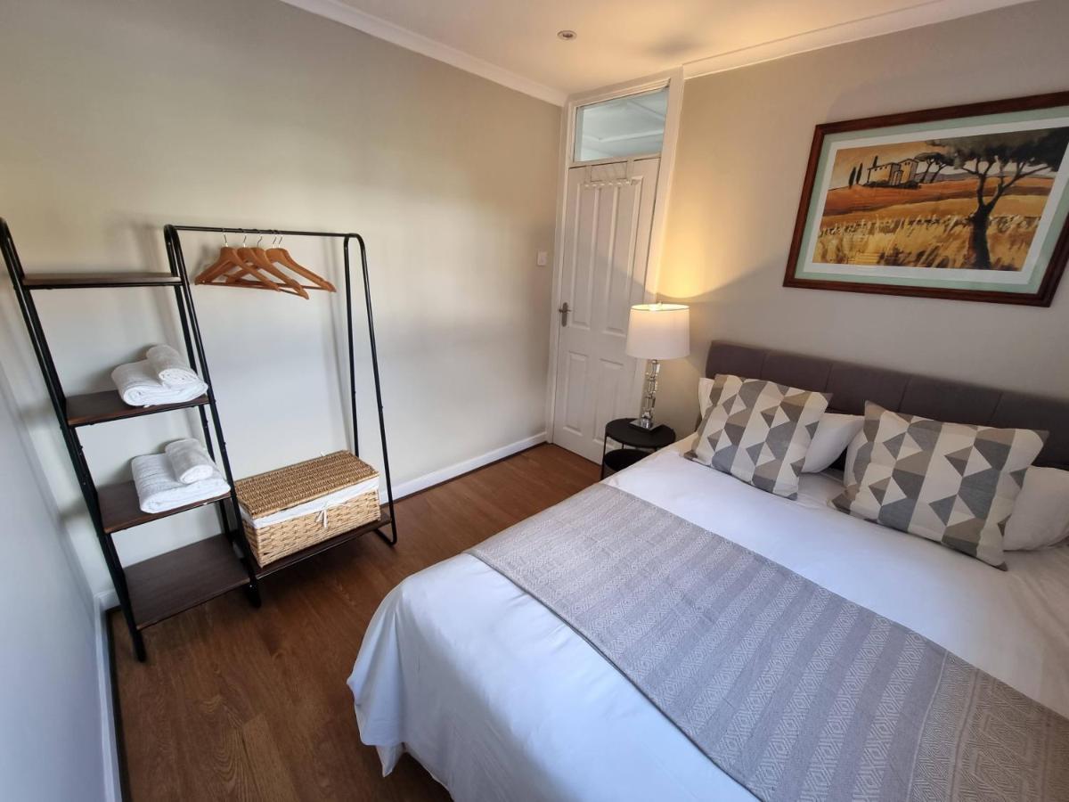Apartment 28 Excellentstays - Heathrow - 5 Bedroom House Stanwell