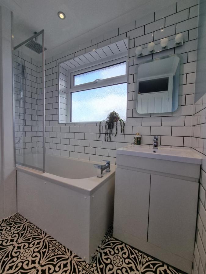 28 Excellentstays - Heathrow - 5 Bedroom House Stanwell