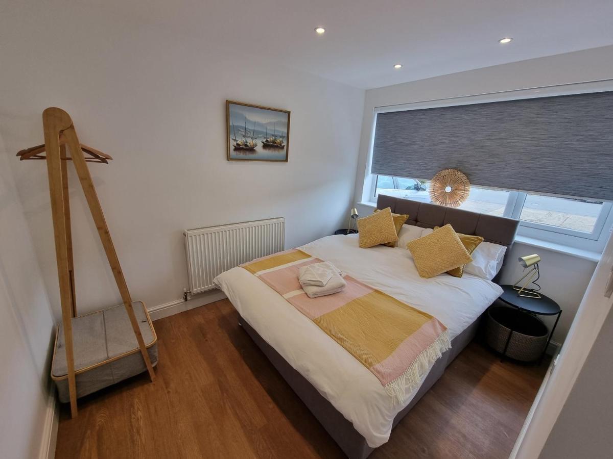28 Excellentstays - Heathrow - 5 Bedroom House Apartment *