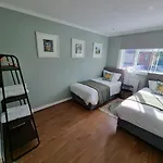 28 Excellentstays - Heathrow - 5 Bedroom House