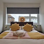 28 Excellentstays - Heathrow - 5 Bedroom House