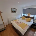 28 Excellentstays - Heathrow - 5 Bedroom House