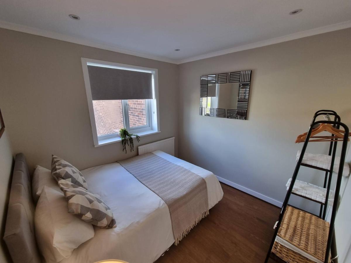 28 Excellentstays - Heathrow - 5 Bedroom House Apartment