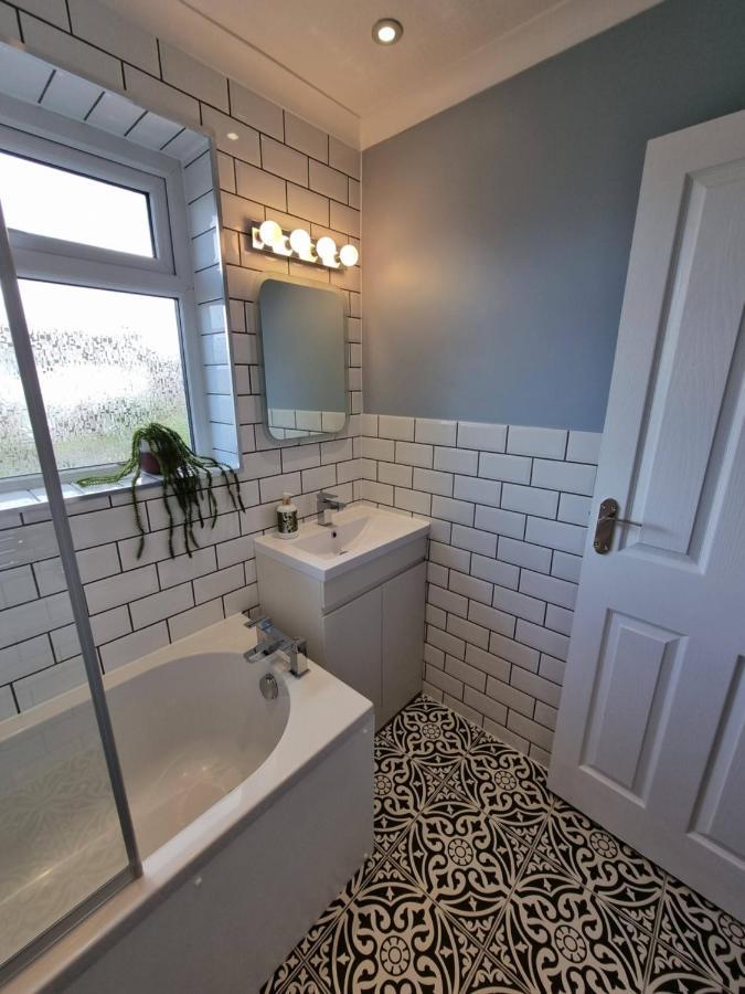 28 Excellentstays - Heathrow - 5 Bedroom House *