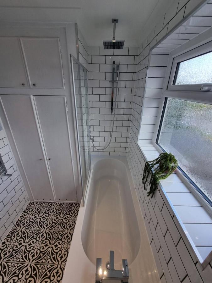 28 Excellentstays - Heathrow - 5 Bedroom House * Stanwell